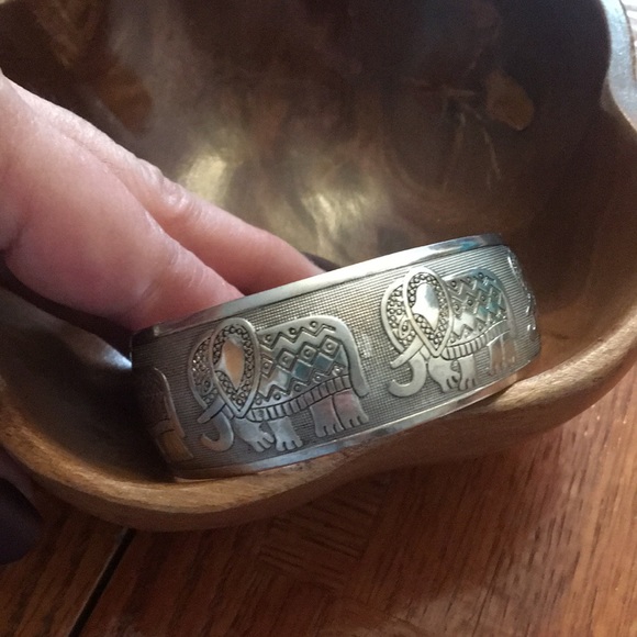 ⛸TRADED⛸Vintage Tibetan Silver elephant cuff bracelet - Picture 10 of 13